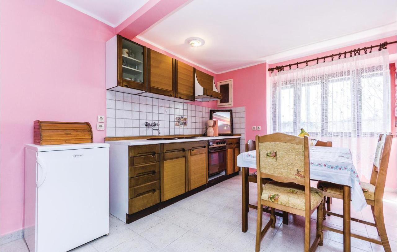 Cozy Apartment In Vrsar With Kitchen Exterior photo