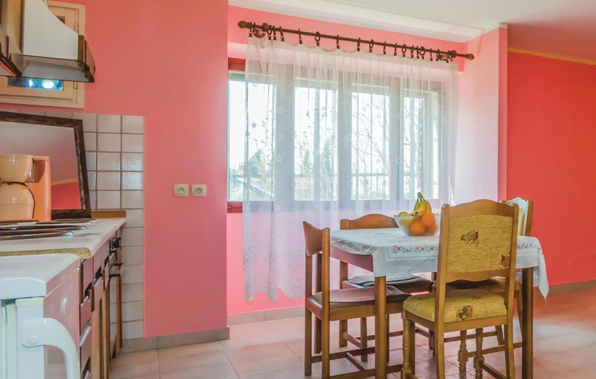 Cozy Apartment In Vrsar With Kitchen Exterior photo